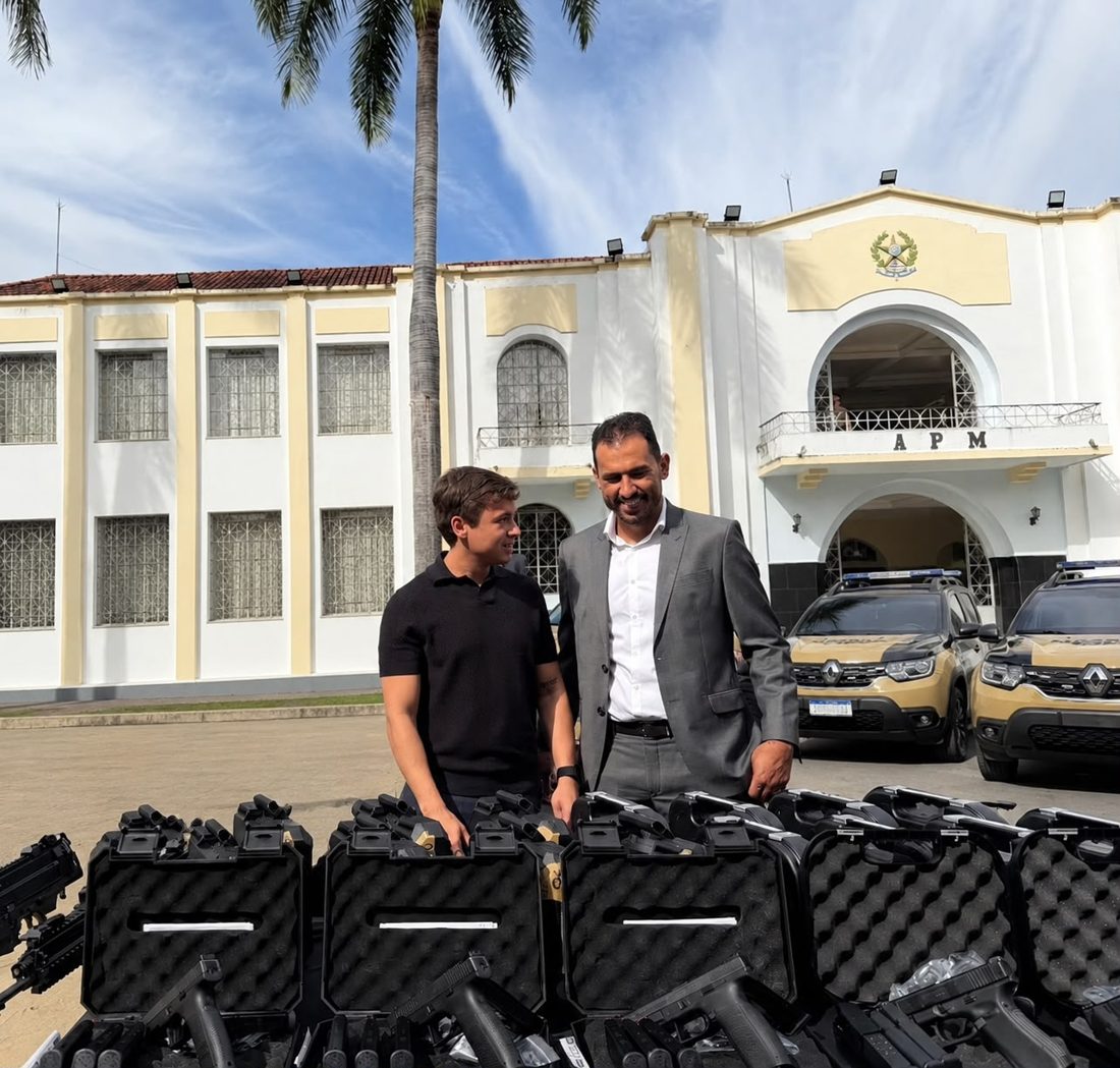 Ivson Gomes em entrega de equipamentos às forças de segurança