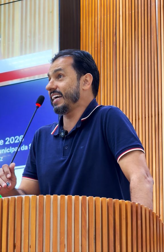 Ivson Gomes discursando na tribuna da Câmara Municipal de Sete Lagoas